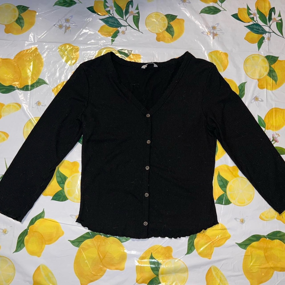 Cute black lettuce trim top!